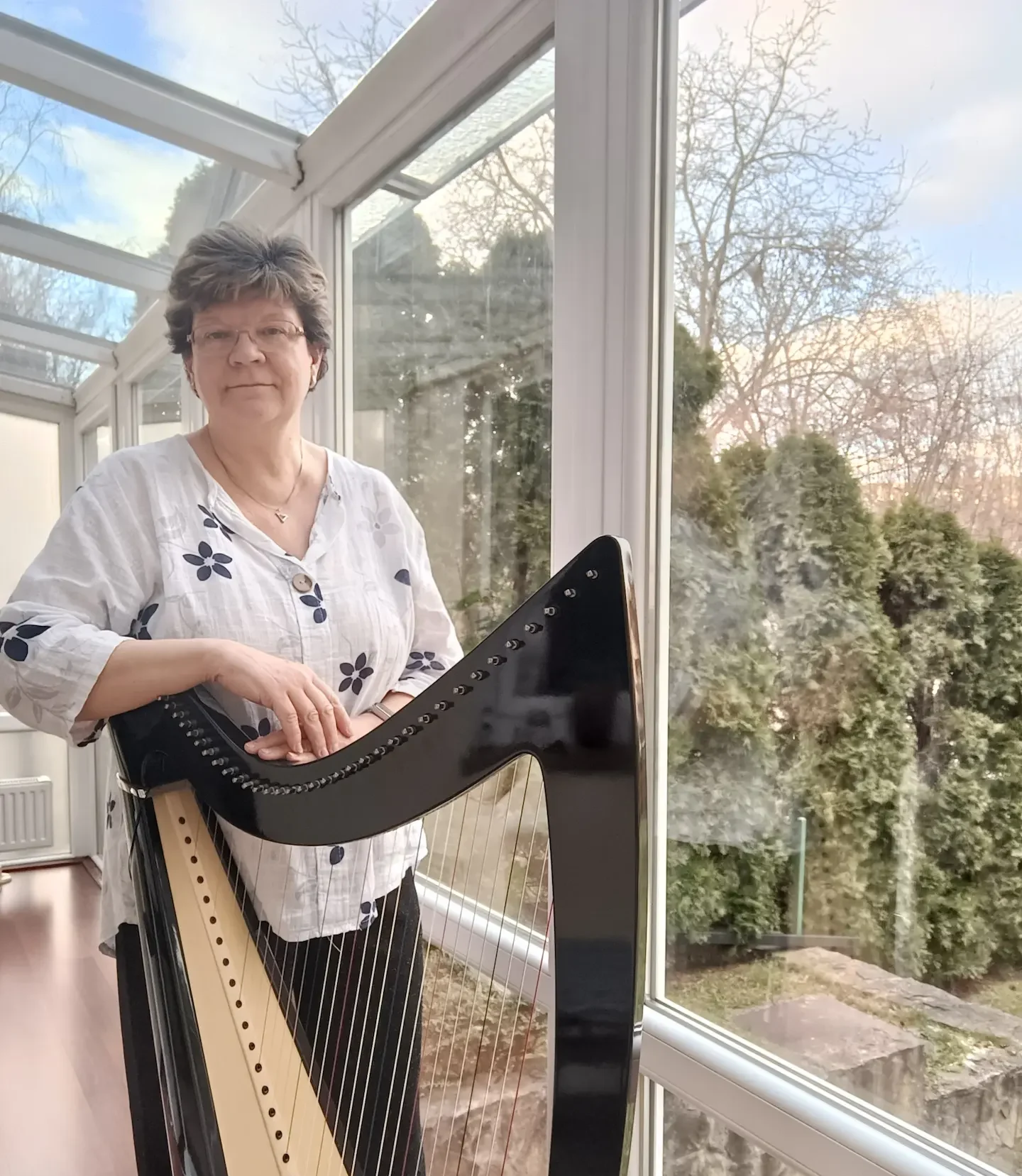 Hárfás Márti a hárfájánál